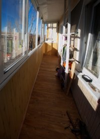 а я балкон запилил
сразу после того как мне установили рамы положил полы, половую доску покрыл морилкой и маслом с воском,  потом  обшил перила декоративными панелями
осталось потолок облагородить и сделать освешение