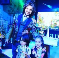 Уж не знаю почему но вспомнился анекдот после этой фотки:
Ходит цыпленок по курятнику и матерится:
- еб тваю мать, еб тваю мать. Мама курица, на ему подзатыльник.
Цыпленок:
- За что? Курица:
- Че материшся? Цыпленок:
- Мам, а правда наш папа петух? Мама:
- Да. Цыпленок:
- еб тваю мать, еб тваю мать.