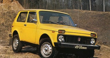 ЭХ ВЫ, "АВТОРЫ"

самым ПЕРВЫМ SUV была наша НИВА

да-да, именно в 70-х годах НИКТО НИЧЕГО ПОДОБНОГО НЕ ДАЛАЛ

легкий двухдверный несущий кузов+постоянный полный привод + легковая по-сути подвеска (без рессор) + колеса повышенной размерности 

если бы инженеров ВАЗа не ограничивали ЖЕСТОЧАЙШЕЙ унификацией с классикой ВАЗа - машина была бы совсем другой.....
состыковали бы раздатку с КПП с единый агрегат - и не было бы вибраций и неустранимого гула.....
...дали бы сделать нормальный подрамник спереди...
...ах если б был  движок повеселее.....

такшта ПЕРВЫЙ настоящий "сельско-городской джипчик" - именно НАША НИВА, на десятки лет опередившая ВСЕХ.
а какой там задний мост - покупателю не сильно важно
те же РАВчики совсем не отказались бы от "понижайки"....... - посмотрите на пример Мицубиси .......