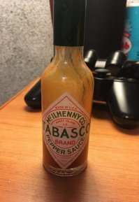 Табаско на фото снизу. Вся его прелесть не только в перце и длительности его маринования, но и в консистенции. 
Например алкогольные коктейли с ним годные, когда на слой сока/ликера/сиропа/гренадина по ножу сливают более крепкий алкоголь, а сквозь него капают три-пять кабель соуса тобаско. Он при этом ложится на нижний слой. 
На вкус в таких шотах алкоголь вообще не чувствуется, остается вкус сиропа с легкой остротой, но сносят на раз) 
Самый банальный вариант: клубничный хёршис 25г, водка 25г, 5 тобаско (пьяный Боярский)
Попробуйте-ка исполнить такое со своим острым кетчупом-хренодером, или что это там такое... 
Есть вещи которые лучше не трогать, табаско как раз из этих. А рецепт по-сути кетчуп и есть, просто острый)