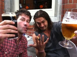 На последнем фото он с Джо Флениганом прикалывается. (Майор Шеппард из Атлантиды который)