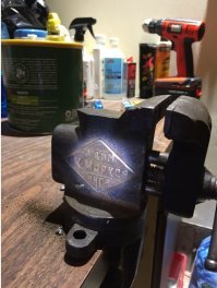 У меня дедовы 70-мм тиски 1950х годов. Завод К.Маркса из Ленинграда, который давно не существует. Работают, как надо, но иногда откровенно маловаты. Много раз порывался купить старые фирмы Record, английские, помощнее, дюйма на 4. Их оказалось достаточно много на Ebay. Старые, рабочие... И запчасти к ним есть, что интересно. И действительно, один раз восстановить -- внуки еще пользоваться будут.