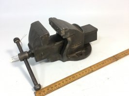 У меня дедовы 70-мм тиски 1950х годов. Завод К.Маркса из Ленинграда, который давно не существует. Работают, как надо, но иногда откровенно маловаты. Много раз порывался купить старые фирмы Record, английские, помощнее, дюйма на 4. Их оказалось достаточно много на Ebay. Старые, рабочие... И запчасти к ним есть, что интересно. И действительно, один раз восстановить -- внуки еще пользоваться будут.