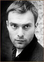 Никита Емшанов
17 августа, 1983 - 	17 августа, 2011 (28 лет)
Ранним утром 17 августа 2011 года в центре Москвы произошла страшная авария. «Мерседес» протаранил «Ниссан», вылетел на встречную полосу, и в него тут же врезалась другая машина. Позже выяснилось, что в «мерседесе» находились популярнейший молодой театральный и киноактер Никита Емшанов, которого зрители знали по таким картинам, как «Мертвые дочери», «Десантура». «Легенда №17» и другим, его подруга Екатерина Бирюкова, известная как VJ Vesna, а также их приятель режиссер Константин Камышанов. 
Камышанов и Емшанов погибли сразу. Девушку увезли в Институт им. Склифосовского, но спасти ее не удалось. 
В день гибели Никите исполнилось 28 лет.