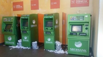 Простите, но здесь не виноваты люди, корзинки полные, чеки вываливаются и разлетаются по округе. Здесь вина полностью на работниках учреждения где стоят банкоматы.