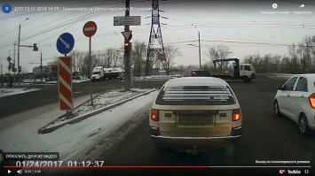 Сложный перекрёсток с абсолютно идиотской работой светофоров.
Вот здесь у тягача ещё зелёный, затем на секунду!!! загорается жёлтый. Там за день аварий быть должно немерено.