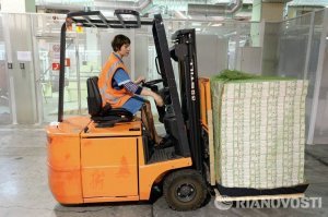 Ну ладно хоть не копейками, было б 14 с лишним тонн, тут у же на погрузчике в магазин бы въехал....