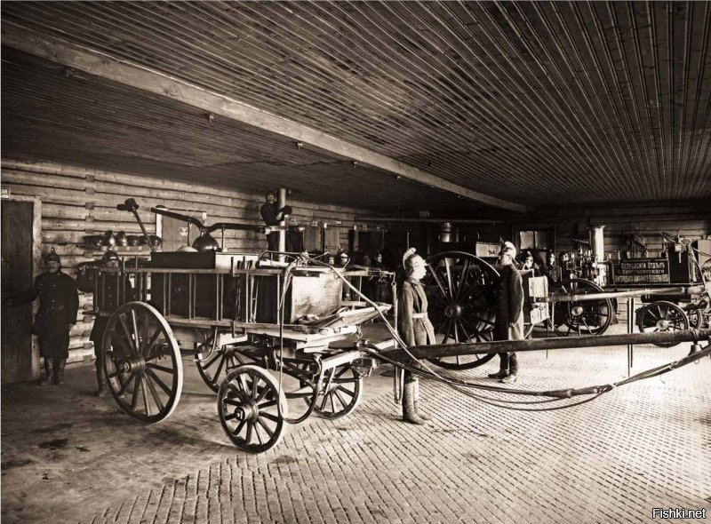 1900 год. Внутренний вид пожарного депо Петровского отдела Санкт-Петербургского Пригородного пожарного Общества.