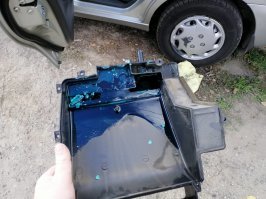 У меня уходило примерно 1-1,2л антифриза на 10тыс км. масло чистое нигде потёков не было видно. А как похолодало, причина сразу вылезла наружу. Маслянистые запотевания стёкол, неприятный запах в салоне. Короче поменял радиатор печки и проблема ушла.