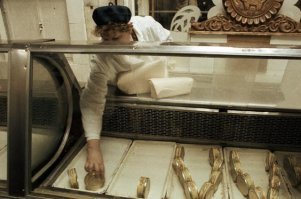 Конечно за.ебато. Тебе же сказали, всего было в достатке. Только всякие излишества и деликатесы ненужные были в дефиците.