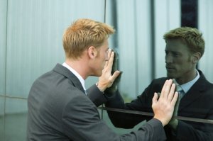 Ну он наверно домой спешил!!! Ну, чтобы в зеркало глядеть...