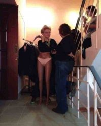 Опять Малышева во что-то наряжается...