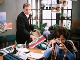 А, зачем он этой мымре блок подогнал, пачки бы хватило?
Сколько блок стоил в Березке Мальборо?