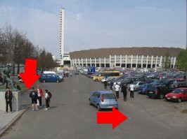 Ну так и не надо из Финляндии рассказывать о состоянии парков в России.
Не знаю, что вы там себе напридумывали, но у нас в российской провинции большинство парков, лужаек и дворов выглядят очень даже лучшим образом. По крайней мере, не хуже, чем в вашем же Хельсинки.
И когда у нас учения проводились в городе (да, иногда военные и такое себе позволяют), то ни один детский сад не был обоссан, ни одно сельхозугодие не пострадало и даже не возникло пробок на дорогах. 
Да и срач на улицах после праздников у нас тоже убирают. Правда, не сотни уборщиков, а несколько десятков + техника. И ничего, нормально убирают. Не хуже, чем в том же Хельсинки. Кстати, бывал я там. Не надо сказки рассказывать об идеальной чистоте. Всё как и везде: и бычки на асфальте, и бутылки на улицах, и стаканы на газонах...
Для доказательства приведу несколько реальных фотографий Хельсинки