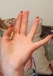 Ох не случайно у нее нет длинного ногтя на среднем пальце)