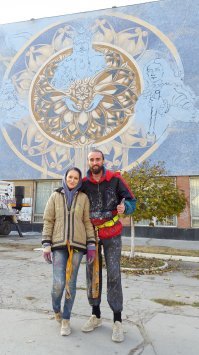 Для нынешнего инстаграм-поколения надо подписывать картинки и с Есениным, и с Пушкиным, и уж тем более с Зиной Портновой, потому что не факт, что для них это узнаваемые персонажи... Да и почти все остальные герои уже из далёкого прошлого, так что ликбез не помешает. 
Художники молодцы, отличная работа. У нас сейчас талантливые ребята тоже стараются сделать Кишинёв чуточку краше. Куда как лучше, чем серые безликие стены... В эту субботу открытие исторического панно. Это молодой художник Раду Думбрава и его помощница Марина.