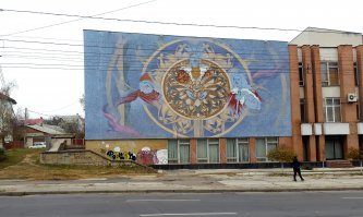 Для нынешнего инстаграм-поколения надо подписывать картинки и с Есениным, и с Пушкиным, и уж тем более с Зиной Портновой, потому что не факт, что для них это узнаваемые персонажи... Да и почти все остальные герои уже из далёкого прошлого, так что ликбез не помешает. 
Художники молодцы, отличная работа. У нас сейчас талантливые ребята тоже стараются сделать Кишинёв чуточку краше. Куда как лучше, чем серые безликие стены... В эту субботу открытие исторического панно. Это молодой художник Раду Думбрава и его помощница Марина.