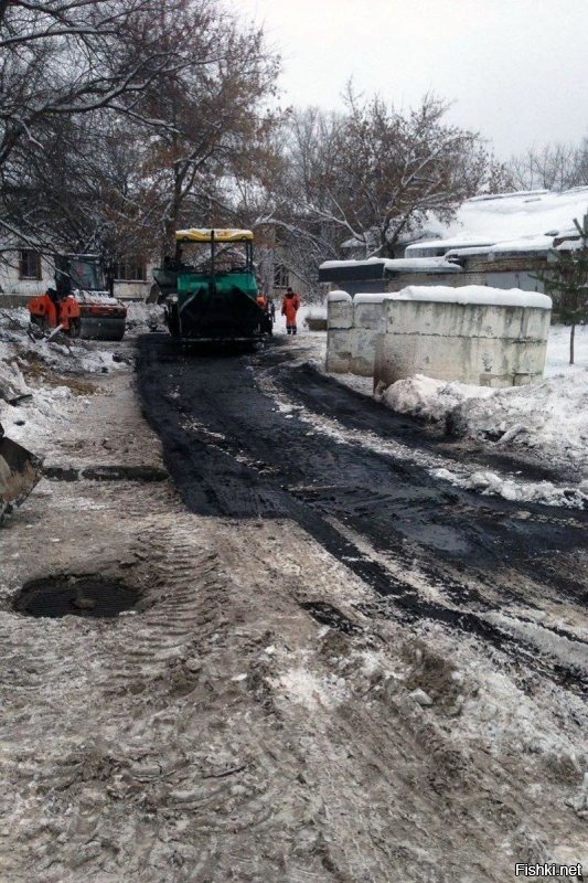 вчера только было:
Разрешили: российские автодорожники будут укладывать асфальт в дождь, снег и мороз