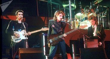 Мне стали слишком малы
Твои тёртые джинсы.
Нас так долго учили
Любить твои запретные плоды!
Гуд бай, Америка!
... и по одному со сцены уходят! И в конце только пронзительный сакс Могилевского...