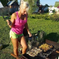 Ну явно же подозвали и сфоткали. Она смотреть на мангал боится, не то что притрагиваться