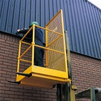 поднятие на палете - опасно. Банально из-за того что если чуток не туда встать, он может перекоситься. Как минимум его надо привизать к вилам. Намертво. 
А по правильному, есть вот такой девайс: