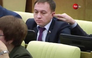 А еще обязательно надо заставить депутатов принять закон, запрещающий депутатам тыкать пальцами друг другу в уши, да и в другие части тел, на всякий случай.  Не члено- вредить, так сказать. 

На заседании Госдумы депутат засунул коллеге палец в ухо:
