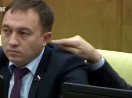 А еще обязательно надо заставить депутатов принять закон, запрещающий депутатам тыкать пальцами друг другу в уши, да и в другие части тел, на всякий случай.  Не члено- вредить, так сказать. 

На заседании Госдумы депутат засунул коллеге палец в ухо: