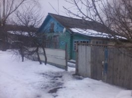 Нищие не могут жить без телевизора. Какие трущобы не возьми, везде спутниковые антенны. Вот мой город. Стекол в окне нет, а зомбирование по плану.