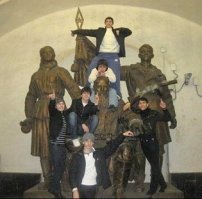 Милиционер всё правильно сделал.Порядок начинается с малого.
Сначала на памятнике как макаки сидят ,потом в Александровском саду гоняют