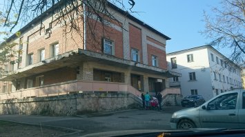 Районная поликлиника на запсковье. Снаружи еще ладно. внутри полная разруха. А чтобы только взять карту, нужно отстоять час, потом к педиатру очередь еще 3 часа минимум. Как нибудь сфоткаю, за одно и их прогнившую до дыр скорую буханку.