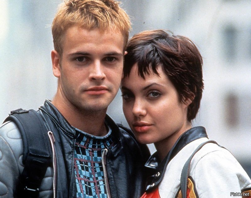 Джонни Ли Миллер и Анджелина Джоли. Фильм "Хакеры" (1995 год). 
Продержались вместе всего год после свадьбы.