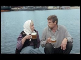 Во Владивостоке предприниматель бесплатно раздает бананы всем желающим