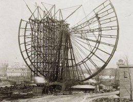 "Строительство первого чёртова колеса. Чикаго. США. 1893 г."
Это колесо оборзения, а чёртово колесо это - "Чёртово колесо представляет собой большую круглую вращающуюся платформу. Перед началом вращения на неё взбирается группа участников и располагается ближе к центру, стоя, сидя или лёжа. Чёртово колесо начинает поворачиваться и постепенно увеличивает свою угловую скорость, заставляя участников соскальзывать с платформы. Участники стараются удержаться на ней".