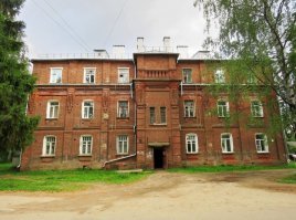 я жил в доме из такого кирпича и примерно того же года постройки, очень сложно даже перфоратором сверлить стены