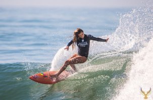 Девушки-серфингистки