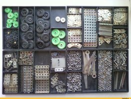 У меня ребенок даже представить себе не может, что из лего-кирпичиков можно сделать что-то отличное от того, что в инструкции нарисовано. Полсотни наборов, а фантазию врубать не хочет. Нам в детстве хватало этого: