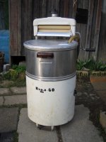 Совкодрочеры! Ещё была вот такая стиральная машина:

Ох, хороша была! Хоз. мыла настрогаешь и вперёд!
Рекомендую ещё на неё подрочить!