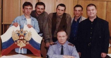 После того ,как сериал стал бить все рейтинги, к успеху решил примазаться тогдашний министр МВД Куликов (был такой -министр НИ О ЧЕМ, одним из его перлов было высказывание ,что сотрудники МВД должны вообще работать бесплатно , за одну идею! Это в ответ на жалобы сотрудников о постоянных усилениях и постоянной задержке зарплаты) В программе Время была показана встреча актеров с этим бравым хенералом , в которой он поучал , как надо снимать кино , в частности требовал изьять  сцены , где сотрудники употребляют спиртные напитки.  Вобщем скоро сериал скатился в унылое ...овно.