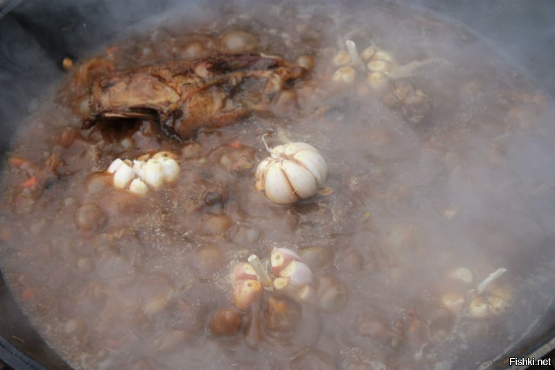 Друг, у тебя мясо не жаренное а варённое на фото. Плов это простое блюдо, готовь его в казане, даже дома на плите, но в казане. Будет в разы вкуснее) И ещё, в зервак не постесняйся пол ложки столовой сахара насыпать когда готовить будешь.