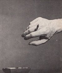 Сама я не курю. Но есть один известный человек, которым я давно восхищаюсь. Он невероятно умный , интеллектуальный и талантливый . Я специально нашла видео где он курит. Действительно, он держит сигарету как на этой картинке:
 "По снимку ниже доктор Ньютра смог рассказать о владельце то, что это человек-интеллектуал, очень умный и задумчивый"