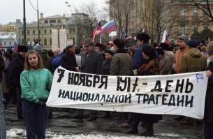 Не знает еще, что трагедия для неё только начинается.