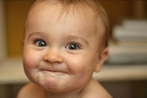 Очаровательный маленький мальчик не может перестать хихикать, пока его стригут