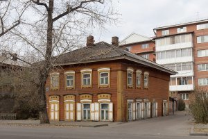 А ещё автор не упомянул Иркутскую фишечку:
весь центр забит домами "утонувшими"! за полтора века многие памятники архитектуры из-за отсутствия фундамента (а некоторые и с подушкой) ушли под землю на пару метров... идёшь по Тимирязева, а там окна вровень с тротуаром..