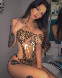 Ни разу не палится девчонка...