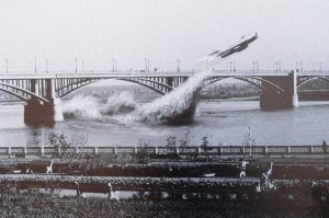 4 июня 1965 г военный летчик Валентин Привалов совершил пролет между центральными опорами моста через реку Обь.