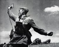 Нет! Я категорически не согласен с Дурианом! НКВД на передовой в окопах никогда не сидело. Героев на подвиг вдохновляли политруки добрым словом и ... пистолетом!

НКВД уже после боя разбиралась с политруками, которые не смогли вдохновить солдат на подвиг. Поэтому политруки старались не жалея живота своего!