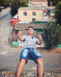 тут может быть и не фотошоп ,а такой же интллектуал за ноги держит,а второй фоткает)