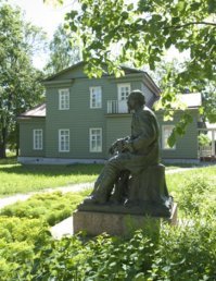 Благодарю за столь высоко оцененные мои заслуги. Когда на почте ждать документы?

Дружище! Чтобы иметь в собственности такой домик ты должен быть богатым и успешными человеком. Более того, вглядись в фотографии. Домик шикарен! Не по меркам дворцов конечно же, но по меркам обычной квартиры уж точно. Там только метраж на взгляд около 100-300кв.м.

На фото усадьба(!) Некрасова у которой даже свое название(!!!) есть - «Чудовская Лука». У вашего домика в деревне есть имя? А ведь у некоторых дачи намного круче этой постройки!

Вы высмеиваете пиетет, который люди питают к своему жилищу, и как мы видим такое отношение может быть интернационально. Назвал Некрасов свою хибару усадьбой и никто не сомневается в обратном. Уважаешь себя, будут уважать и другие, будут называть "халупу" the grant palace . Это не низкопоклонство, а уважение людей, которые сами себя уважают. Вот!