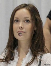Это - фэйк. На фото актриса Саммер Глау и у неё нет такой хе.рни в губе.