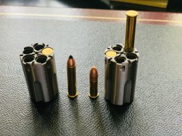 С ННА косяк - должно быть НАА. Увидел потом но нельзя исправить.
Смотри на фото: баран слева на 22 WMR с лева и WMR патрон спокойно в него заходит. справа барабан на 22 LR и Магнум в него не лезет. Смотри на визуальную разницу. Фишка в том что револьвер один но с двумя барабанами на два калибра.